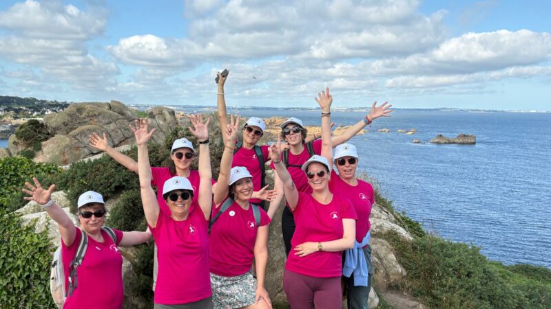 groupe de femmes en tshirt lors de la randonnées du séjour de reconnexion